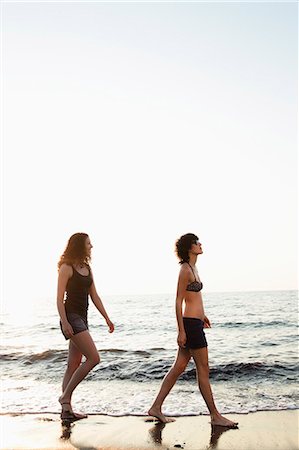 simsearch:614-08868513,k - Women walking together on beach Photographie de stock - Premium Libres de Droits, Code: 614-08868147