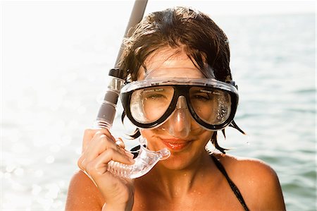 snorkeling - Woman wearing snorkel in water Photographie de stock - Premium Libres de Droits, Code: 614-08868180