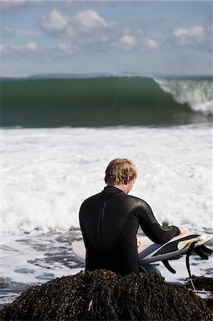 simsearch:6115-08239310,k - Surfer sitting on seaweed in waves Foto de stock - Sin royalties Premium, Código: 614-08868295