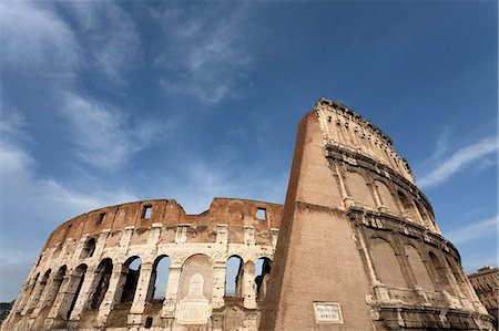 simsearch:614-08868343,k - Low angle view of Roman Coliseum Foto de stock - Sin royalties Premium, Código: 614-08868339