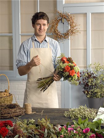 simsearch:649-06829647,k - Florist arranging bouquet in shop Photographie de stock - Premium Libres de Droits, Code: 614-08868349