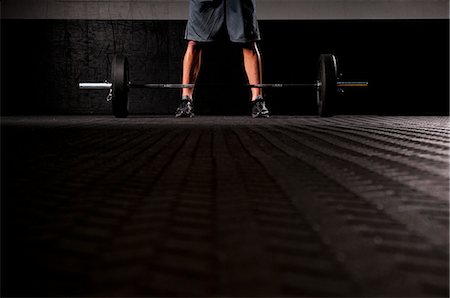 Man standing with weights Photographie de stock - Premium Libres de Droits, Code: 614-08868393