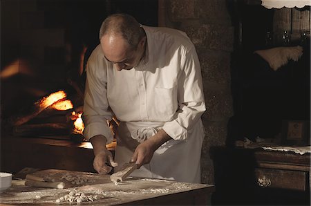 simsearch:649-09205909,k - Cook making gnocchi in kitchen Foto de stock - Royalty Free Premium, Número: 614-08868418