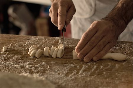 simsearch:614-02049325,k - Close up of chef cutting gnocchi dough Foto de stock - Sin royalties Premium, Código: 614-08868433