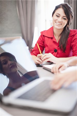 simsearch:614-08865944,k - Businesswomen at conference table Foto de stock - Sin royalties Premium, Código: 614-08868601