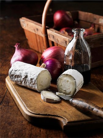 simsearch:614-08868660,k - Cheese, red onion and balsamic vinegar Fotografie stock - Premium Royalty-Free, Codice: 614-08868654