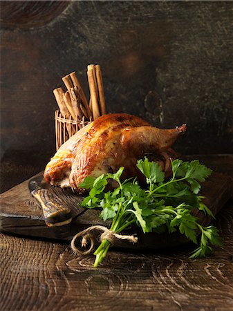 simsearch:614-08868660,k - Roast chicken and parsley on board Fotografie stock - Premium Royalty-Free, Codice: 614-08868653