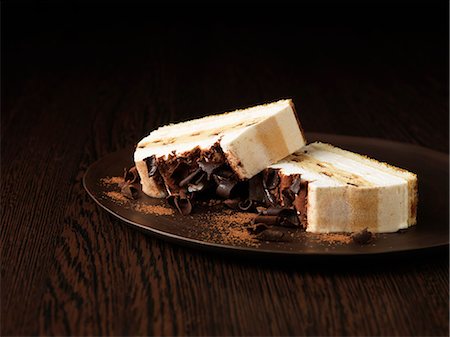 Slices of tiramisu on wooden board Foto de stock - Sin royalties Premium, Código: 614-08868671