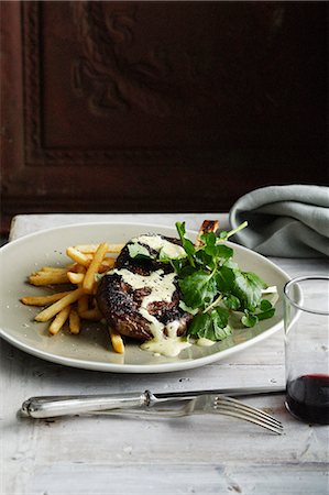 simsearch:622-09176024,k - Plate of steak with fries and salad Photographie de stock - Premium Libres de Droits, Code: 614-08868807