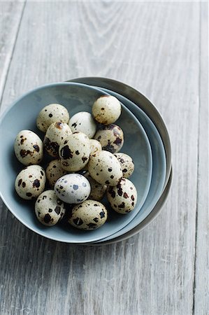 simsearch:6113-08743672,k - Speckled eggs in bowls Photographie de stock - Premium Libres de Droits, Code: 614-08868800
