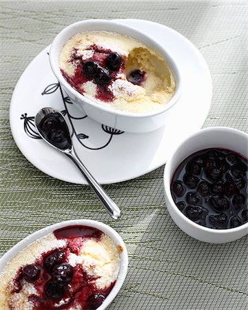 simsearch:649-07280922,k - Dish of lemon tart with blueberries Photographie de stock - Premium Libres de Droits, Code: 614-08868835