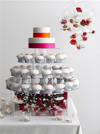 simsearch:614-02763192,k - Display with frosted cupcakes and cake Foto de stock - Sin royalties Premium, Código: 614-08868912