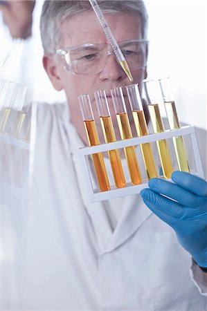 simsearch:614-07652261,k - Scientist dropping liquid in test tubes Foto de stock - Sin royalties Premium, Código: 614-08868989