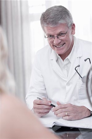 simsearch:6113-07808703,k - Doctor talking to patient in office Stock Photo - Premium Royalty-Free, Code: 614-08868994