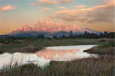 simsearch:649-06433192,k - Rural mountain reflected in still lake Foto de stock - Sin royalties Premium, Código: 614-08869021