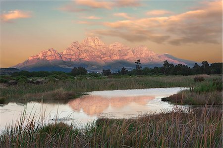 simsearch:614-08873988,k - Rural mountain reflected in still lake Photographie de stock - Premium Libres de Droits, Code: 614-08869021