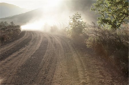 dust (dry particles) - Tire tracks in rural dirt road Foto de stock - Sin royalties Premium, Código: 614-08869022