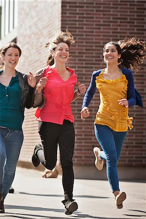 simsearch:649-09206130,k - Laughing women running together Photographie de stock - Premium Libres de Droits, Code: 614-08869124