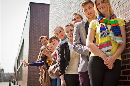 people stand in front brick wall - Friends posing together on city street Photographie de stock - Premium Libres de Droits, Code: 614-08869143