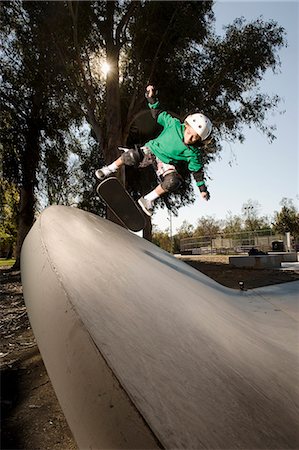 simsearch:6102-06471171,k - Boy skating at skatepark Photographie de stock - Premium Libres de Droits, Code: 614-08869194