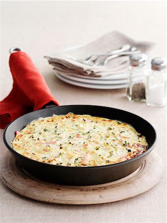simsearch:700-03451646,k - Omelet pan on wooden board Photographie de stock - Premium Libres de Droits, Code: 614-08869289