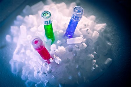 simsearch:649-05800932,k - Test tubes of liquid in pile of ice Photographie de stock - Premium Libres de Droits, Code: 614-08869339