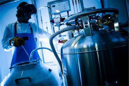 simsearch:614-08870249,k - Scientist using gas tanks in lab Stock Photo - Premium Royalty-Free, Code: 614-08869340