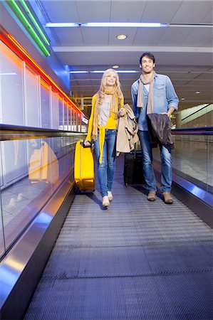 simsearch:6108-06167055,k - Couple on moving walkway in airport Photographie de stock - Premium Libres de Droits, Code: 614-08869426