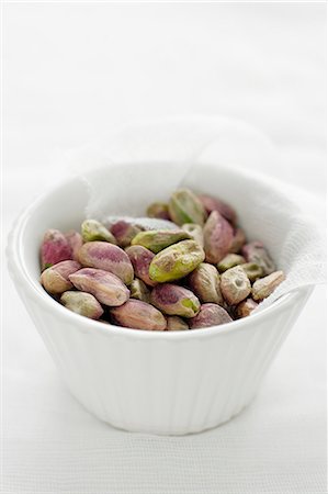 simsearch:695-05771477,k - Close up of bowl of pistachios Foto de stock - Sin royalties Premium, Código: 614-08869440