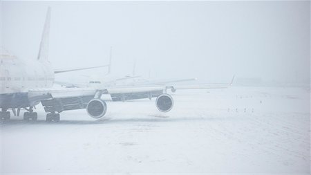 simsearch:614-08872050,k - Airplane on snowy runway Photographie de stock - Premium Libres de Droits, Code: 614-08869480