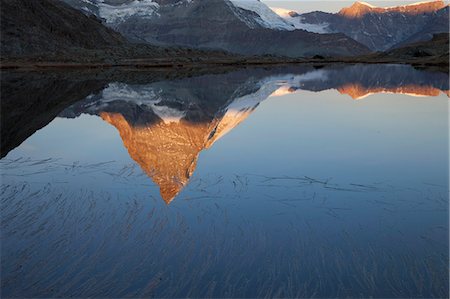 simsearch:649-09206369,k - Mountain reflected in still lake Photographie de stock - Premium Libres de Droits, Code: 614-08869531