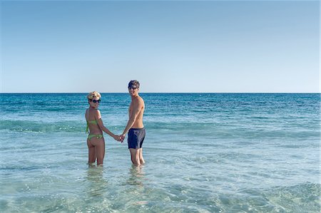 simsearch:6113-07147092,k - Couple standing in ocean together Fotografie stock - Premium Royalty-Free, Codice: 614-08869549