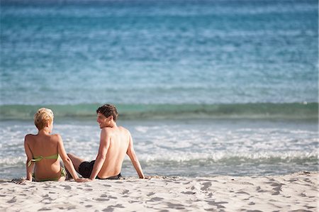 simsearch:6124-08658129,k - Couple relaxing together on beach Foto de stock - Royalty Free Premium, Número: 614-08869551