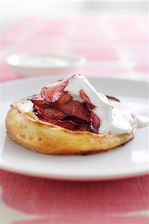 simsearch:614-06814103,k - Plate of pastry with fruit and cream Stock Photo - Premium Royalty-Free, Code: 614-08869568