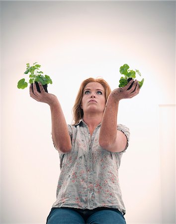 simsearch:649-08560718,k - Woman holding seedlings Photographie de stock - Premium Libres de Droits, Code: 614-08869586