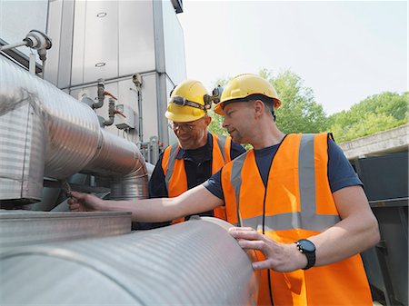 power plant - Workers examining machinery on site Foto de stock - Sin royalties Premium, Código: 614-08869605