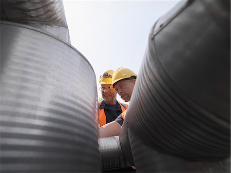 energy power plant - Workers examining machinery on site Foto de stock - Sin royalties Premium, Código: 614-08869606