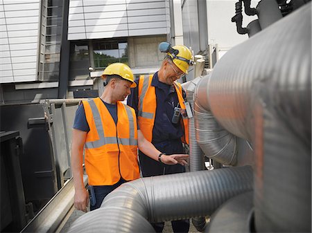 power plant - Workers examining machinery on site Foto de stock - Sin royalties Premium, Código: 614-08869607