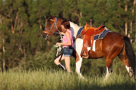 simsearch:400-05265615,k - Woman walking horse in forest Foto de stock - Royalty Free Premium, Número: 614-08869629