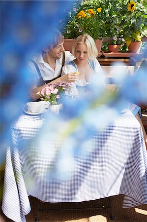 simsearch:6122-07693703,k - Couple eating together outdoors Stockbilder - Premium RF Lizenzfrei, Bildnummer: 614-08869665
