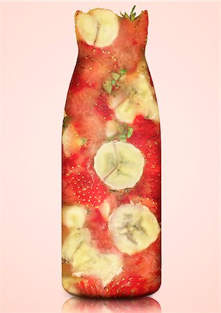 Strawberry and banana in bottle Photographie de stock - Premium Libres de Droits, Code: 614-08869717