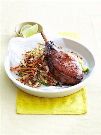 Plate of pork cutlet and cabbage Photographie de stock - Premium Libres de Droits, Code: 614-08869713