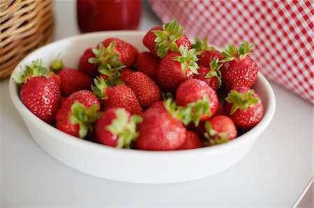 Close up of bowl of strawberries Stockbilder - Premium RF Lizenzfrei, Bildnummer: 614-08869783