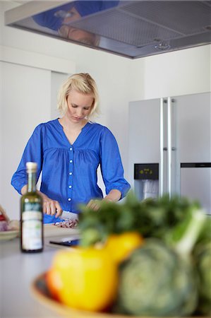 Woman chopping vegetables in kitchen Stockbilder - Premium RF Lizenzfrei, Bildnummer: 614-08869798