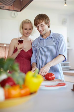 simsearch:6122-07703920,k - Couple cooking together in kitchen Stockbilder - Premium RF Lizenzfrei, Bildnummer: 614-08869792