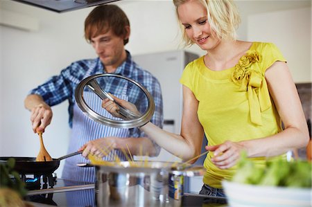 simsearch:6122-08211880,k - Couple cooking together in kitchen Foto de stock - Royalty Free Premium, Número: 614-08869806