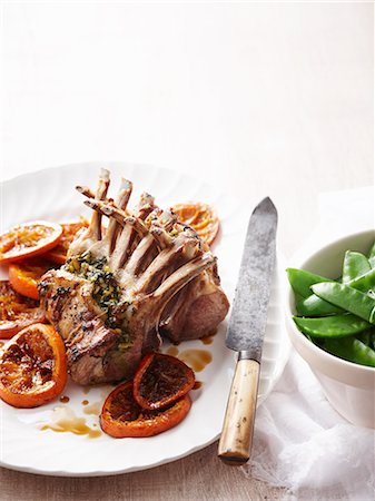 Roast lamb racks with orange and peas Photographie de stock - Premium Libres de Droits, Code: 614-08869855