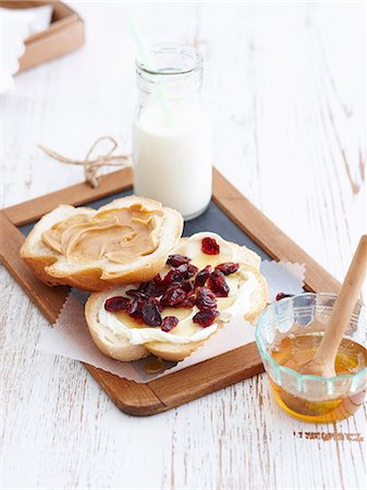 rustic tray - Roll with peanut butter and fruit Stock Photo - Premium Royalty-Free, Code: 614-08869850