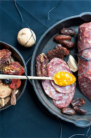 simsearch:700-03451646,k - Salami dates corn relish and mushrooms Photographie de stock - Premium Libres de Droits, Code: 614-08869884