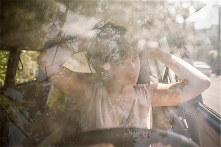 simsearch:614-09210077,k - Young woman fixing her hair in a car Foto de stock - Royalty Free Premium, Número: 614-08874087